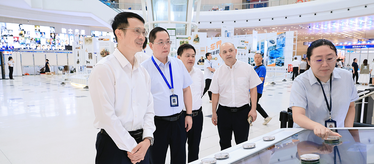 2025年湖北省暨武漢市全國科普月活動（圖為省科協黨組書記、副主席周德文參觀現場） (1).jpg