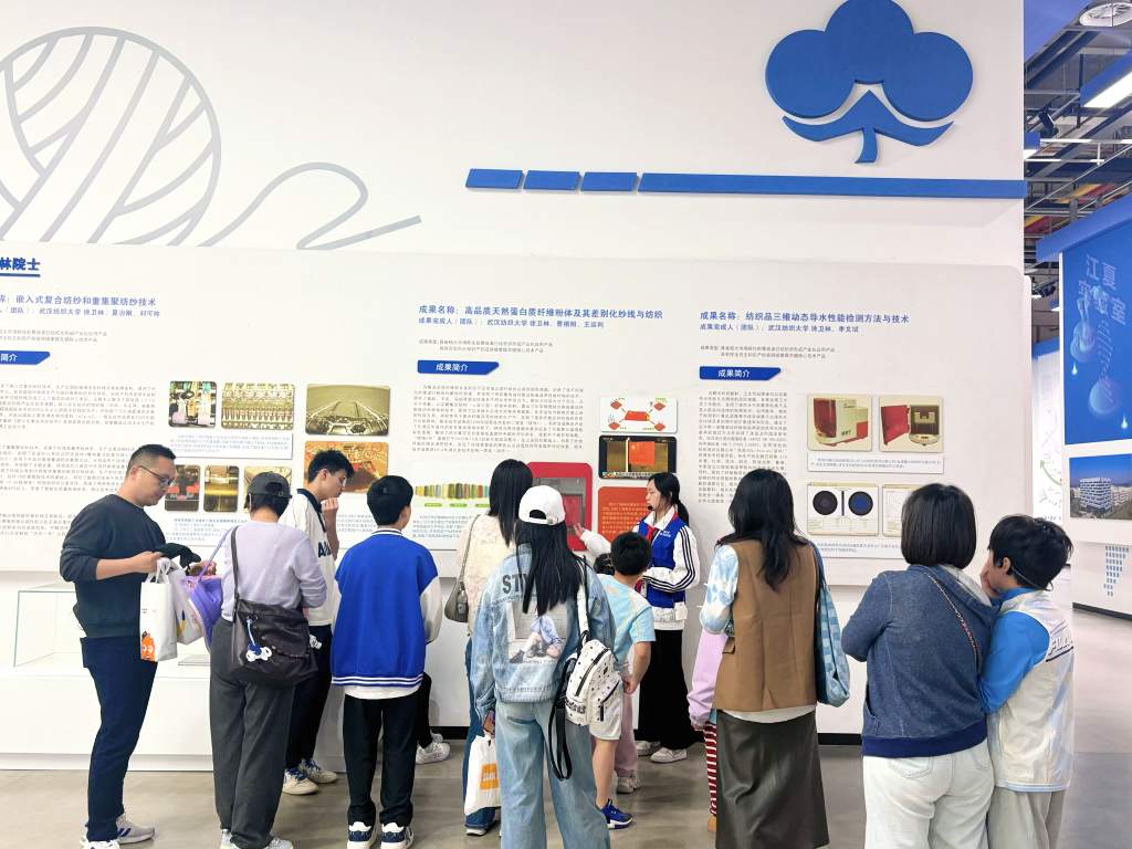 1778225903376095837.jpg 志愿者講述科學家故事“月面中國紅”_1024_768_66.jpg