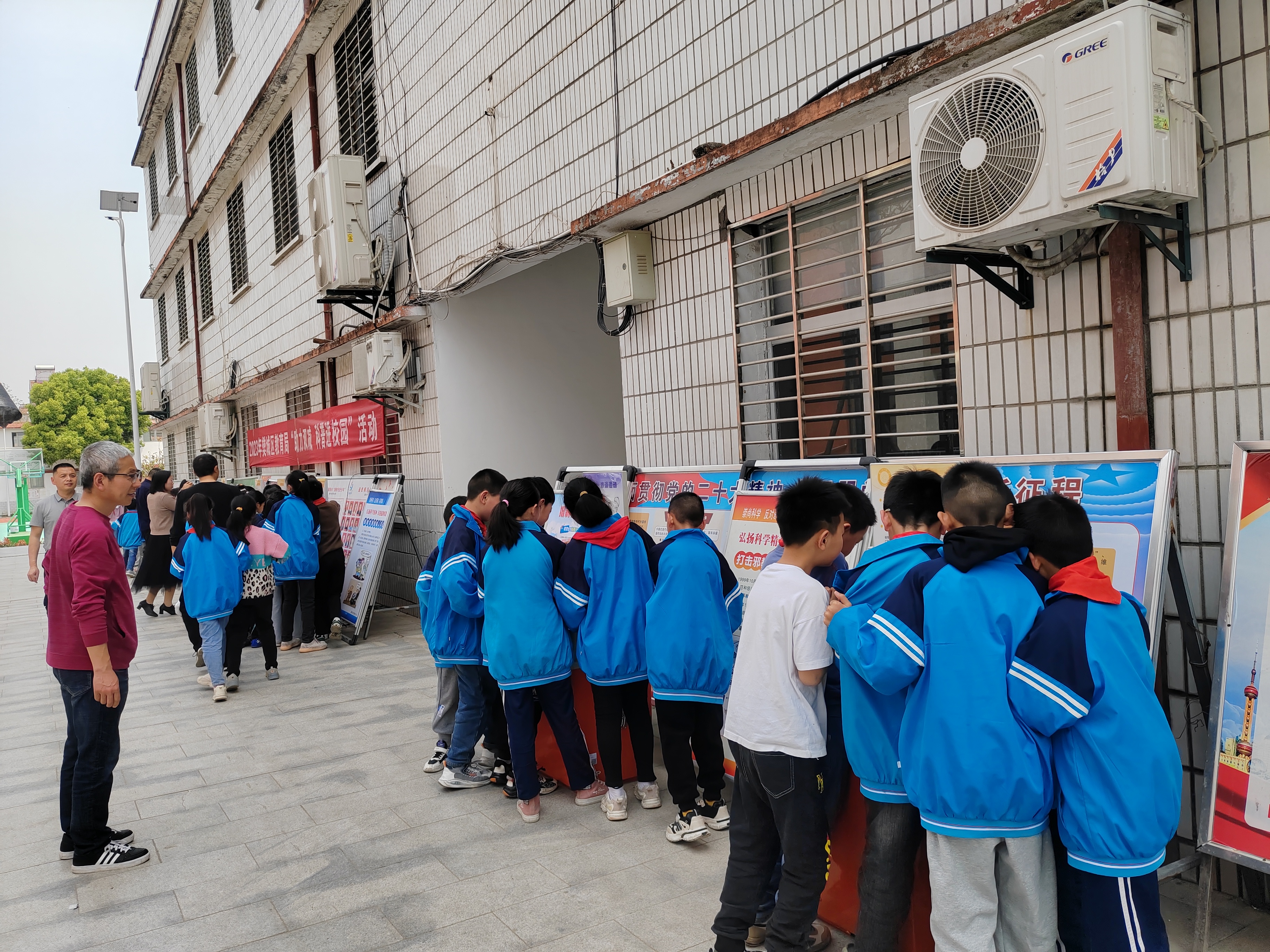 同學們觀看科普展板.jpg