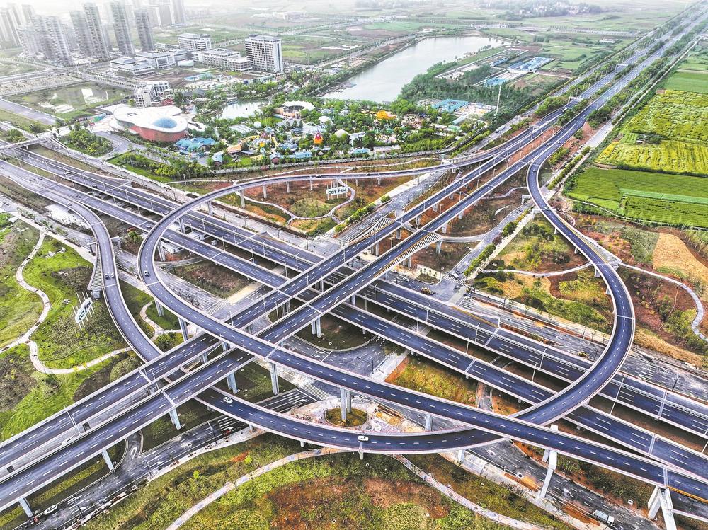 4月26日，環(huán)線提速改造工程全面建成通車。該段快速路雙向六車道，全程高架、立交、隧道，包含17處立交節(jié)點(diǎn)、29條上下橋匝道、4座人行天橋，全程沒有一個(gè)紅綠燈。通車后，市民從市區(qū)任何一個(gè)地方駕車出發(fā)，10分鐘內(nèi)上快速路、15分鐘內(nèi)上高速、30分鐘內(nèi)抵達(dá)機(jī)場或高鐵站，“半小時(shí)交通圈”基本形成。襄陽成為省內(nèi)繼武漢之后第二個(gè)同時(shí)擁有內(nèi)、外快速環(huán)線的現(xiàn)代化城市。圖為位于華僑城附近的堰坡立交橋。