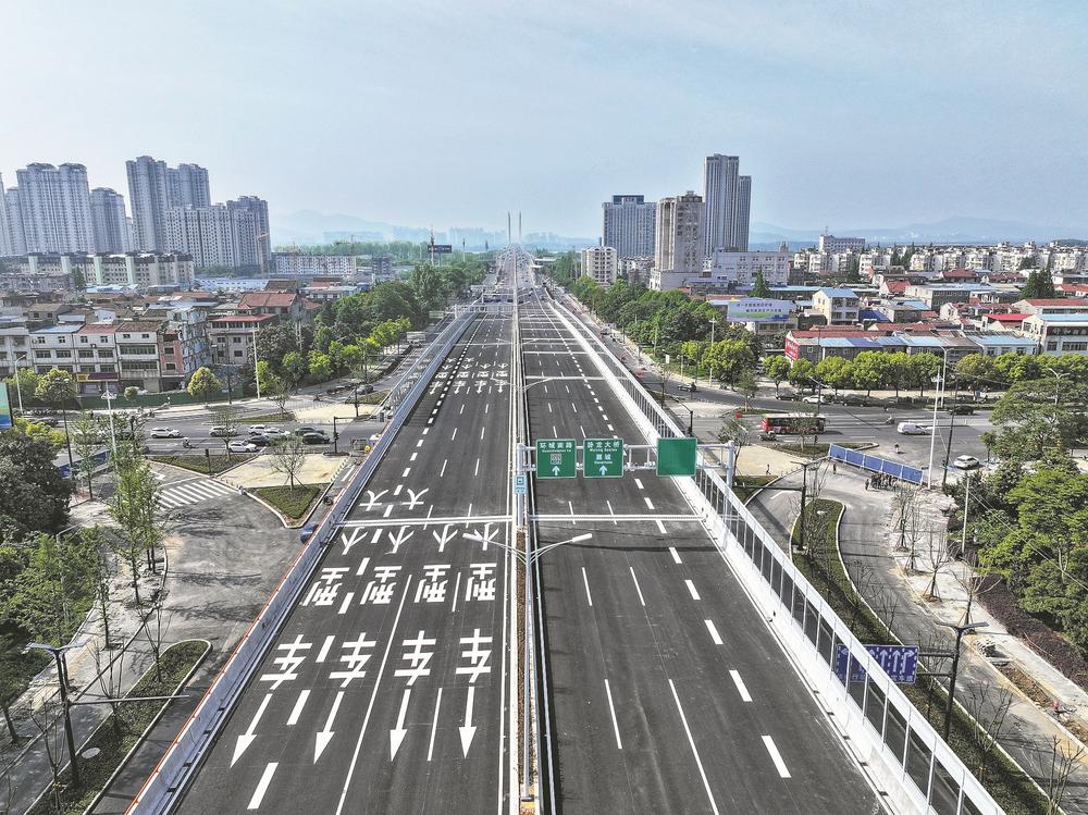 4月26日，環(huán)線提速改造工程全面建成通車。該段快速路雙向六車道，全程高架、立交、隧道，包含17處立交節(jié)點(diǎn)、29條上下橋匝道、4座人行天橋，全程沒有一個(gè)紅綠燈。通車后，市民從市區(qū)任何一個(gè)地方駕車出發(fā)，10分鐘內(nèi)上快速路、15分鐘內(nèi)上高速、30分鐘內(nèi)抵達(dá)機(jī)場或高鐵站，“半小時(shí)交通圈”基本形成。襄陽成為省內(nèi)繼武漢之后第二個(gè)同時(shí)擁有內(nèi)、外快速環(huán)線的現(xiàn)代化城市。圖為臥龍大道高架橋。