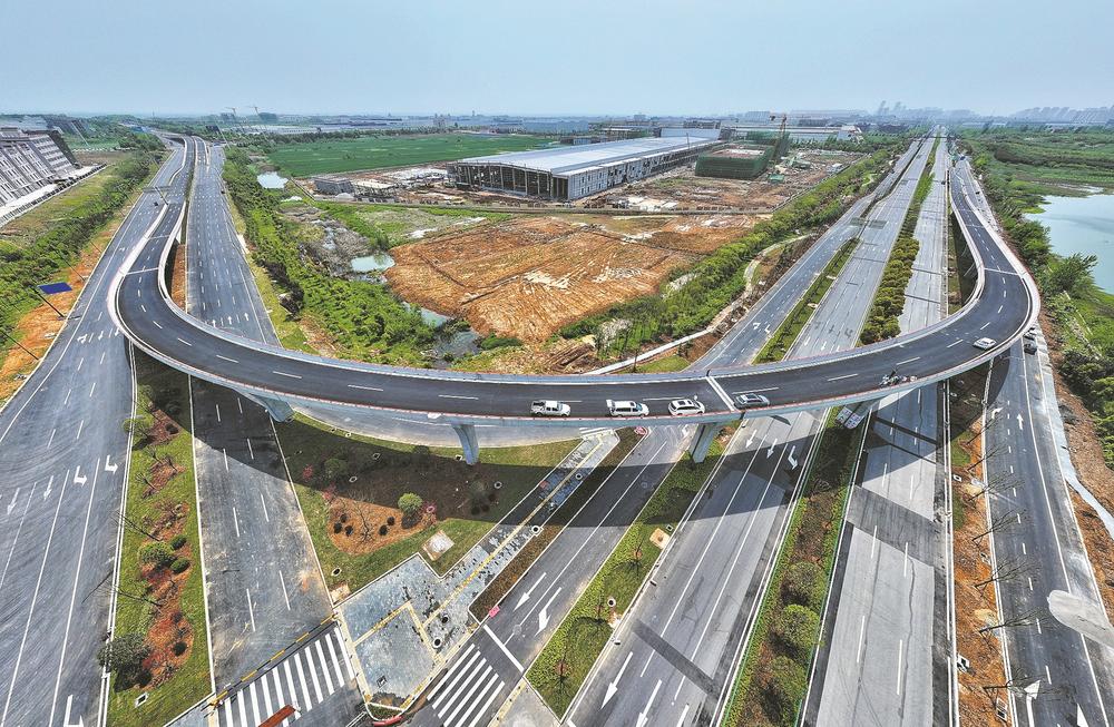 4月26日，環(huán)線提速改造工程全面建成通車。該段快速路雙向六車道，全程高架、立交、隧道，包含17處立交節(jié)點(diǎn)、29條上下橋匝道、4座人行天橋，全程沒有一個(gè)紅綠燈。通車后，市民從市區(qū)任何一個(gè)地方駕車出發(fā)，10分鐘內(nèi)上快速路、15分鐘內(nèi)上高速、30分鐘內(nèi)抵達(dá)機(jī)場或高鐵站，“半小時(shí)交通圈”基本形成。襄陽成為省內(nèi)繼武漢之后第二個(gè)同時(shí)擁有內(nèi)、外快速環(huán)線的現(xiàn)代化城市。圖為機(jī)場連接線匝道橋。