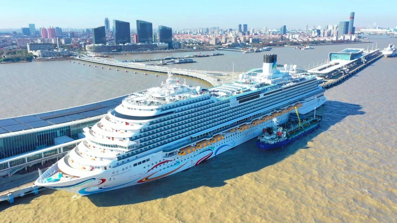 △2024年1月1日，國產(chǎn)首艘大型郵輪“愛達(dá)·魔都號”從上海吳淞口國際郵輪港開啟商業(yè)首航。